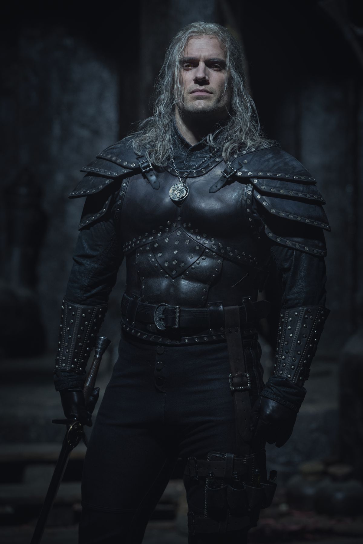 Cavill som Geralt i The Witcher säsong 2 rustning