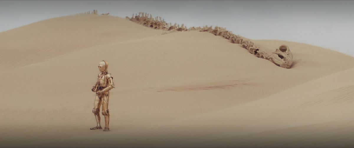 C-3PO står i sanddyner i Star Wars: Avsnitt 4 Ett nytt hopp 