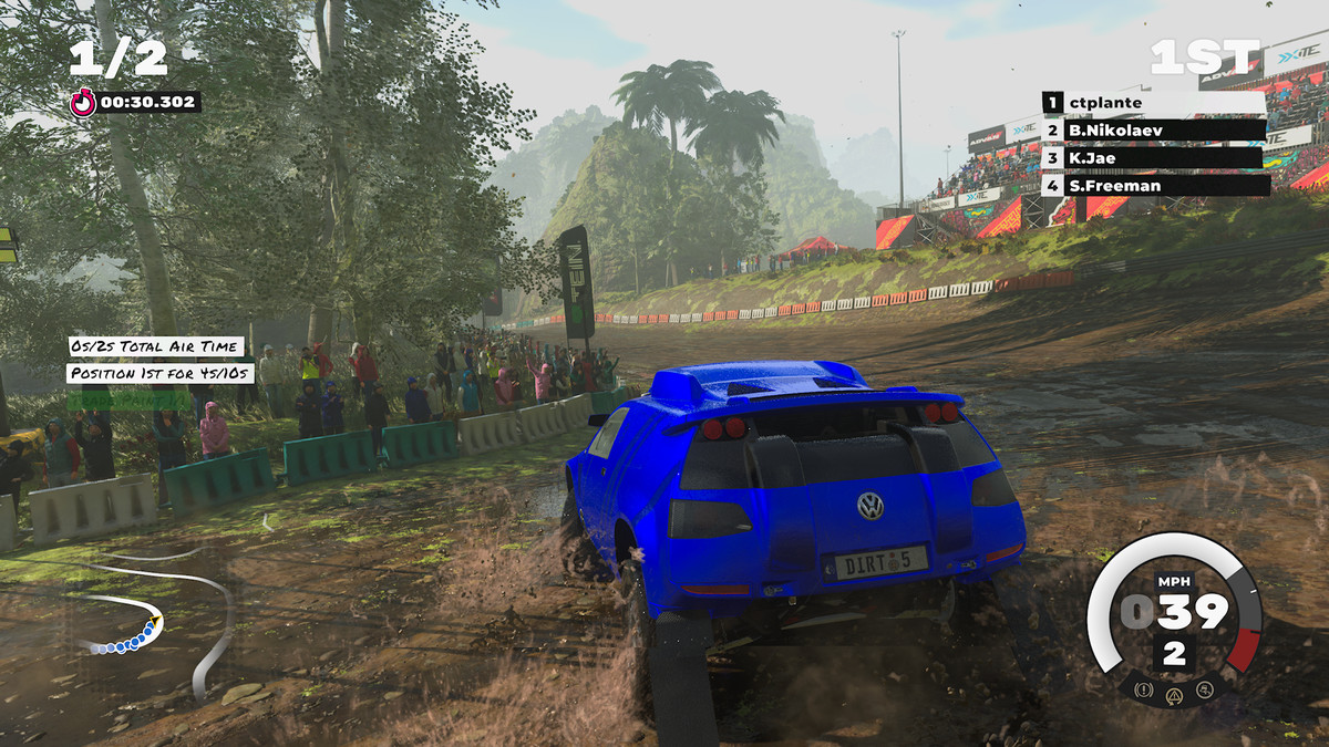 En lastbil tar en hal sväng i Dirt 5 på Xbox Series X.