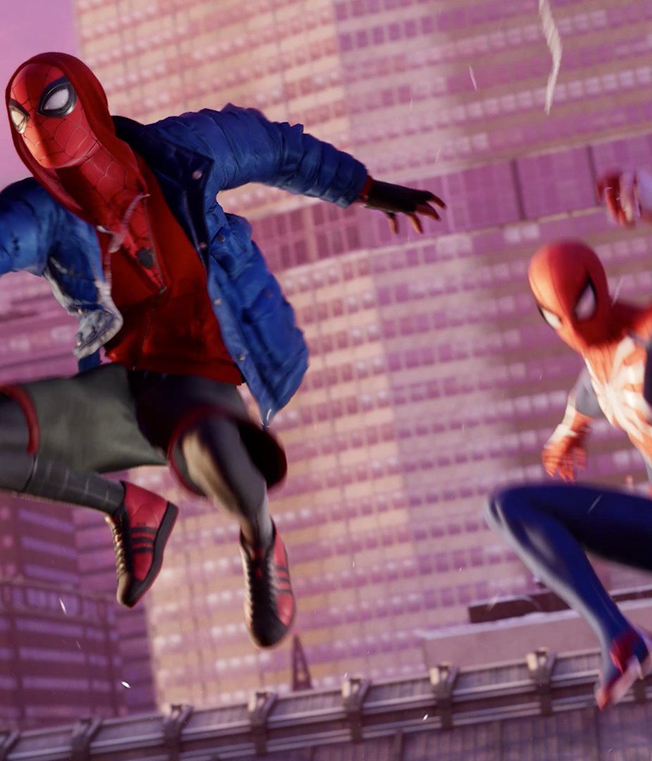 Miles Morales som Spider-Man, klädd i röda och svarta Adidas höga skor, svängande genom New York City med Peter Parkers Spider-Man bakom sig i Spider-Man: Miles Morales