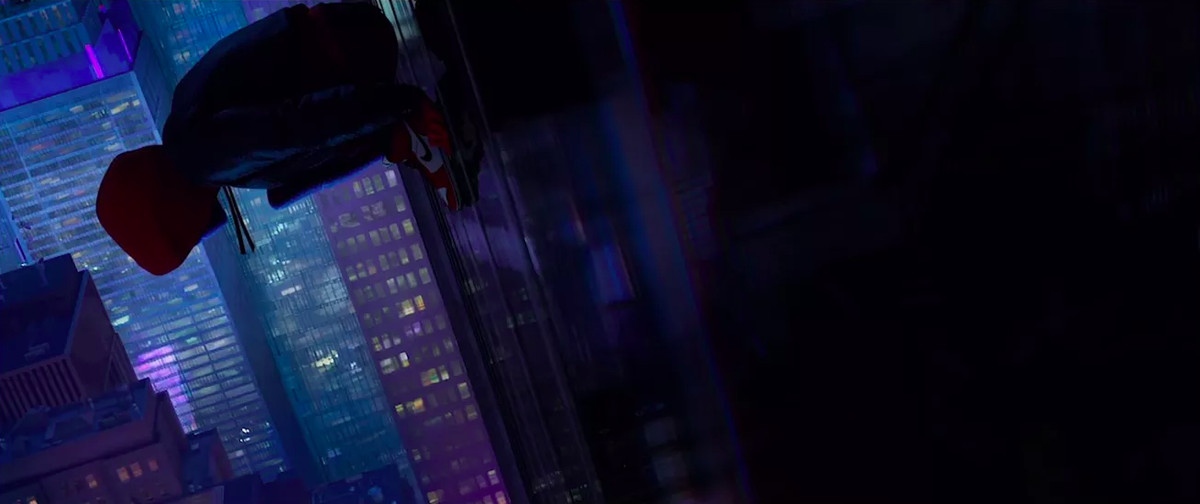 Miles Morales i Spider-Man: Into the Spider-Verse, hängande på sidan av en byggnad medan du bär Jordans.
