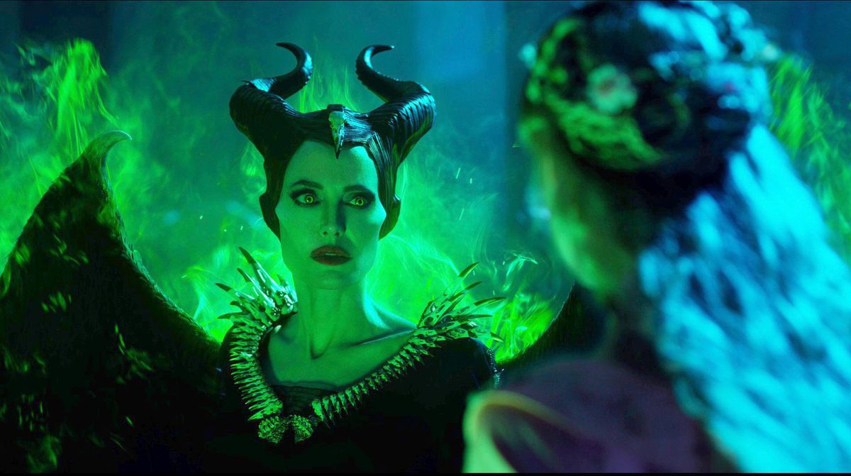 Kransad i grön eld, Maleficent (Jolie) ser försiktig ut.
