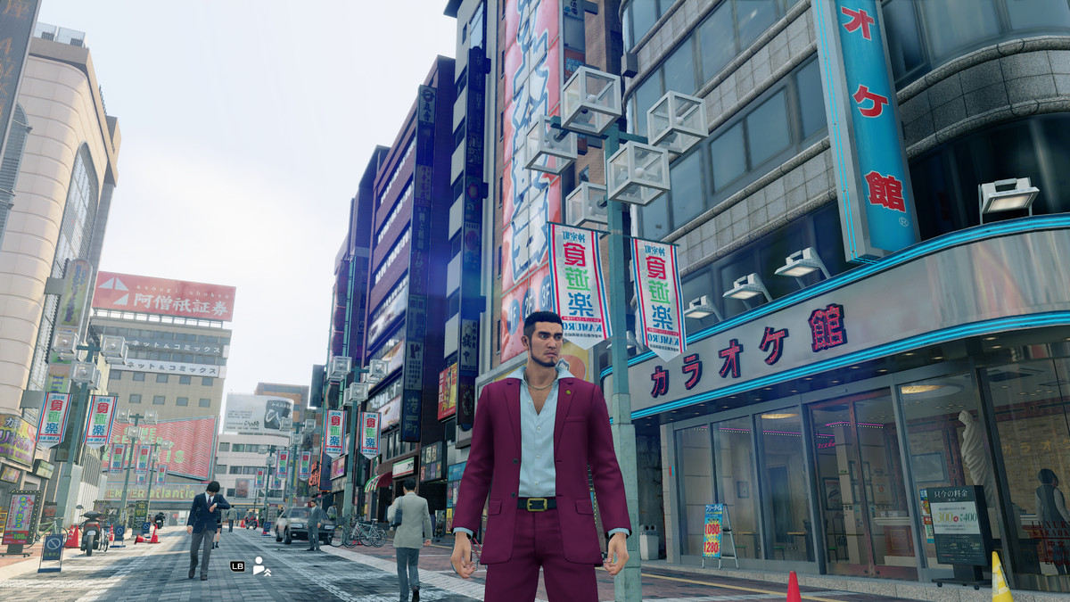 Ichiban går längs en upptagen stadsgata i Yakuza: Like a Dragon