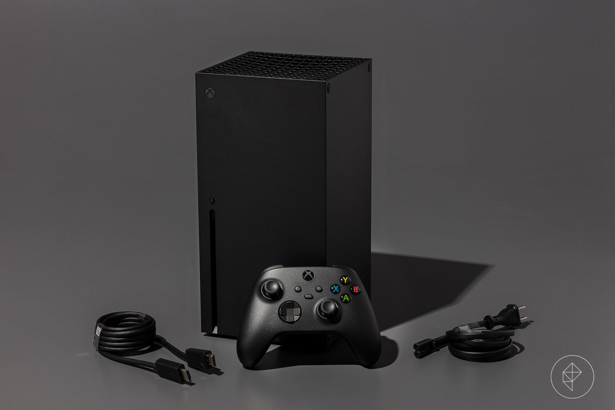 Xbox Series X videospelkonsol fotograferad på en mörkgrå bakgrund