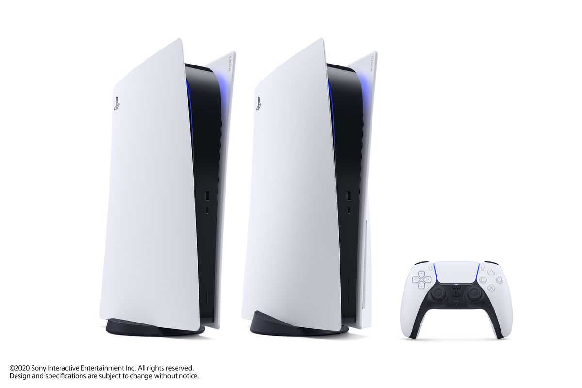 PlayStation 5 Digital Edition står till vänster om PlayStation 5, som har DualSense-kontrollenheten till höger