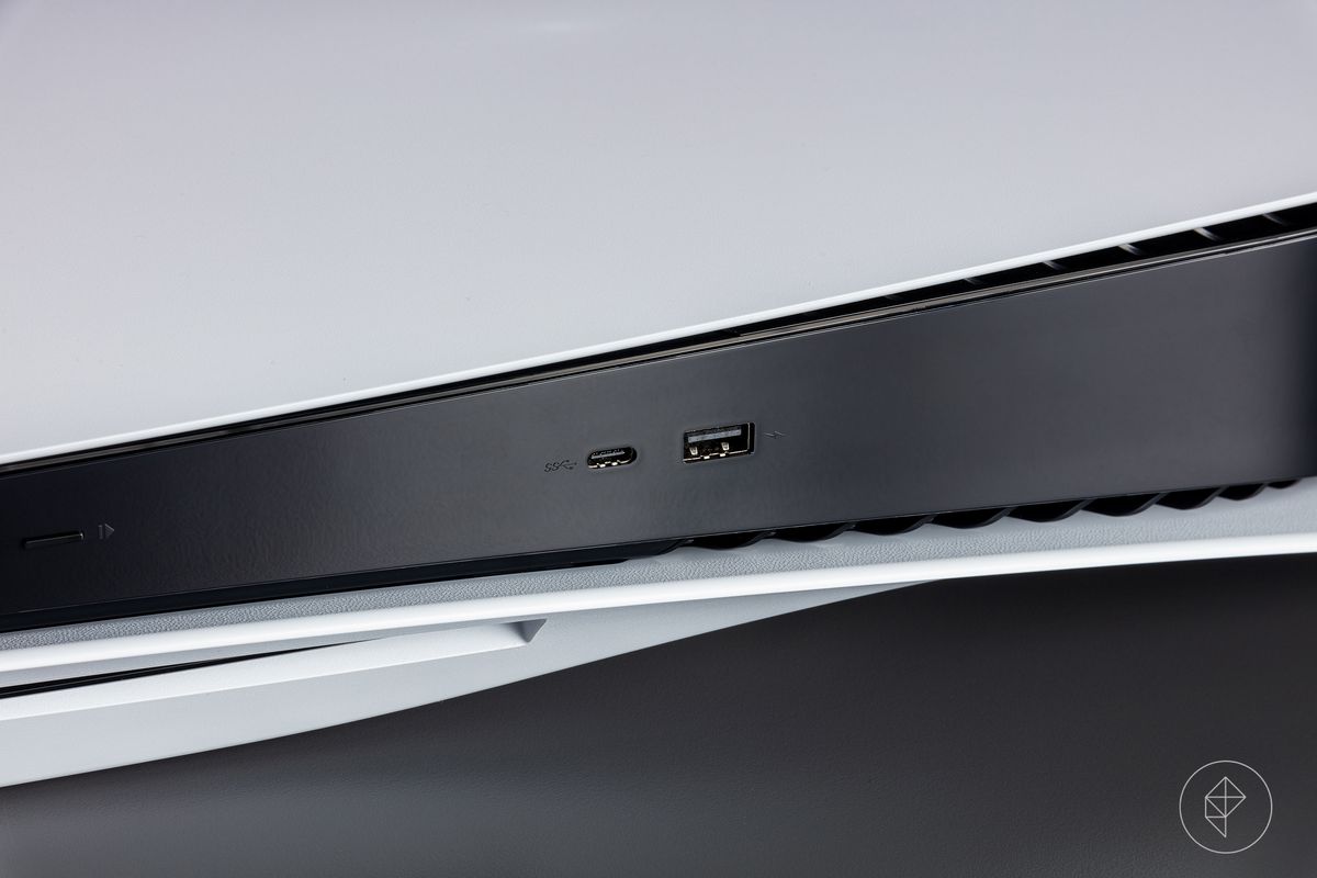 En närbild på framsidan av PlayStation 5