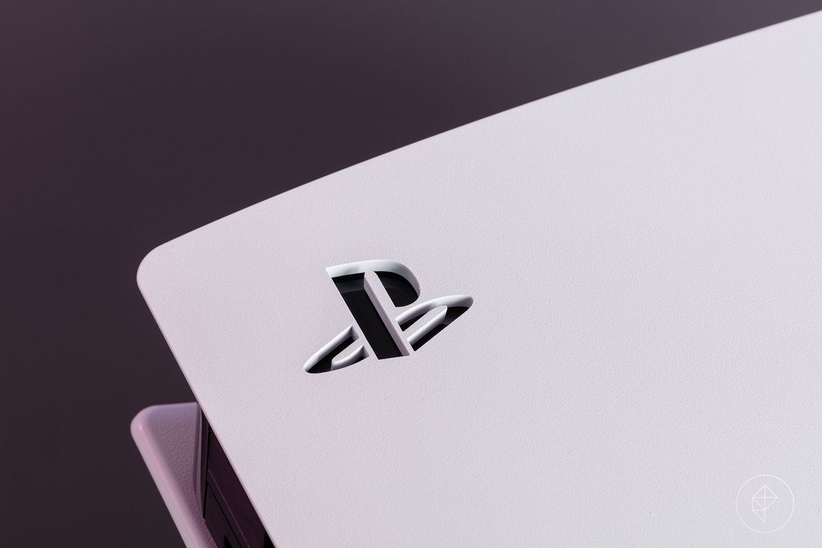 En närbild av den stencilerade PlayStation-logotypen på den vita sidopanelen på PS5