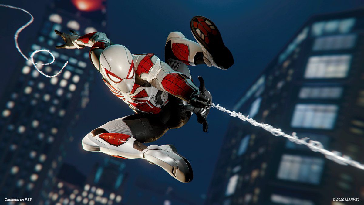 Peter Parker i den vita, svarta och röda Advanced Armored-dräkten i Marvels Spider-Man Remastered. 