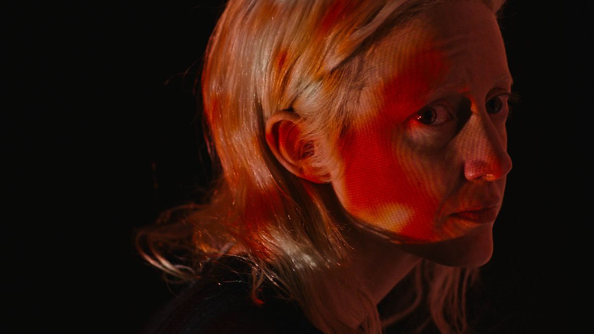 Tasya (Andrea Riseborough) badade i rött ljus i innehavaren