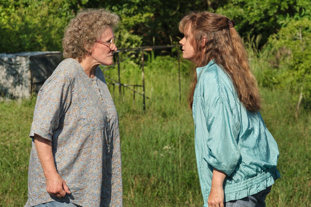 Glenn Close och Amy Adams möter utomhus i Hillbilly Elegy