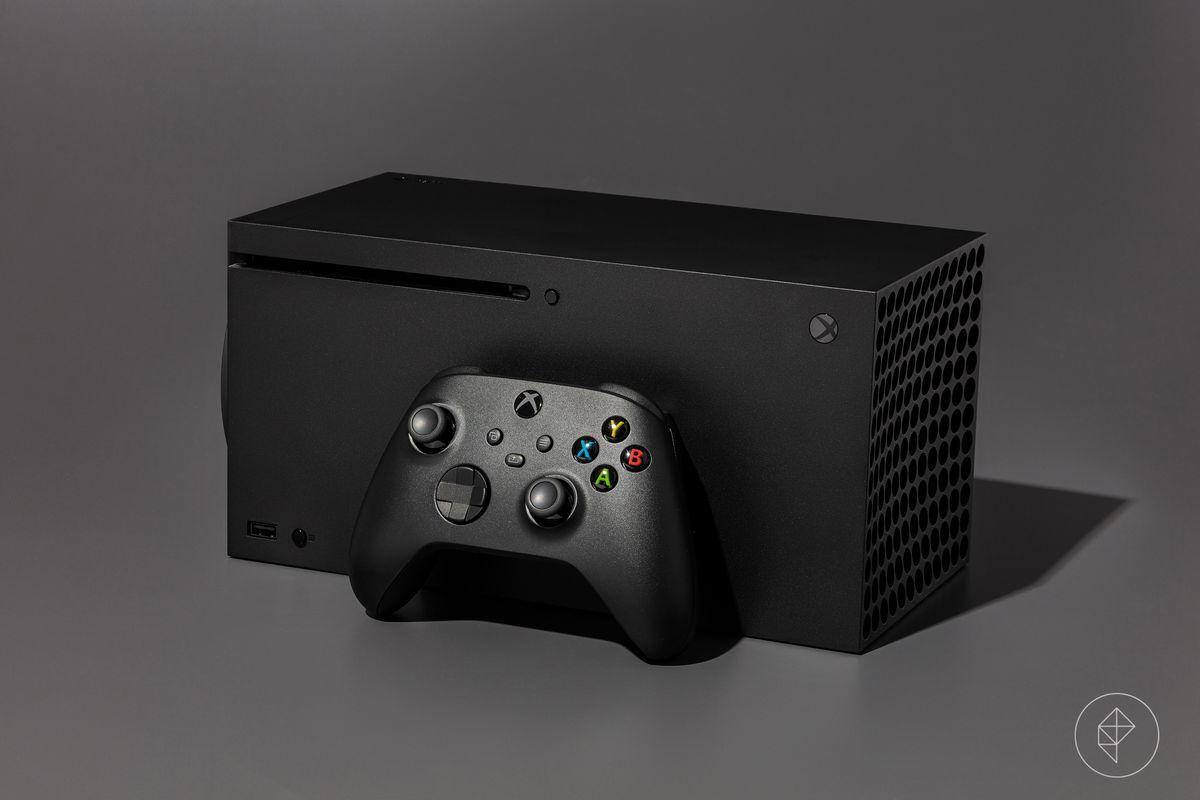 Xbox Series X videospelkonsol fotograferad på en mörkgrå bakgrund