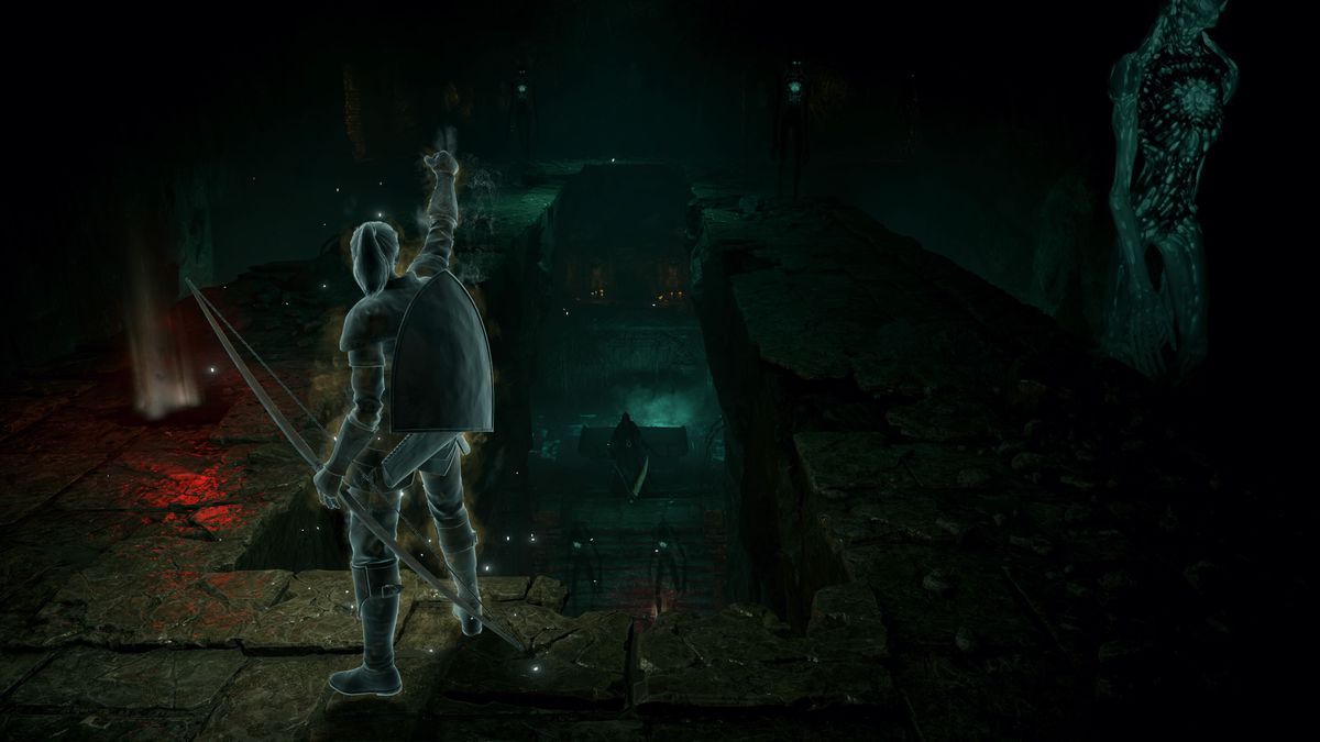 En spelare står framför en skördemaskin i en skärmdump från Demon's Souls (PS5)