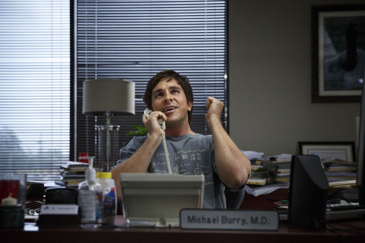 Michael Burry (Christian Bale) vid sitt skrivbord i telefonen i The Big Short