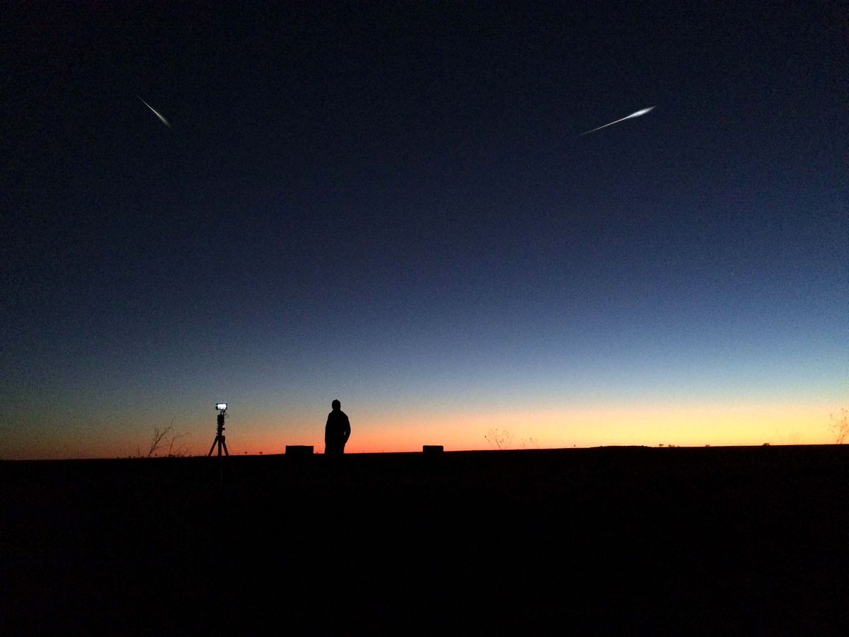 Natthimlen med en komet som skjuter över solnedgången i Fireball