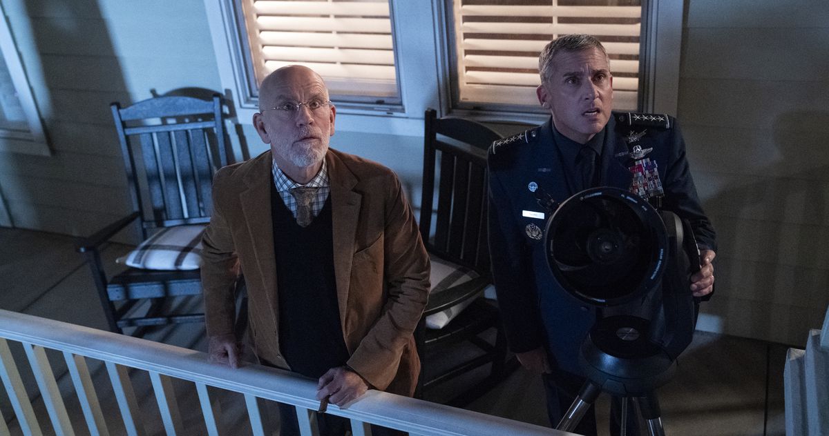 John Malkovich och Steve Carell står på en yttre veranda och stirrar uppåt i chock i Space Force