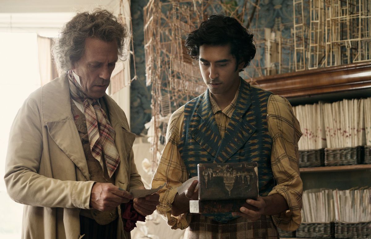 David Copperfields personliga historia: Hugh Laurie och Dev Patel ser i en gammal låda