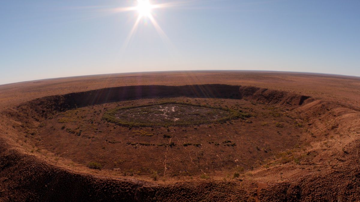 En jätte krater i den röda jorden i Australien från Fireball-dokumentär