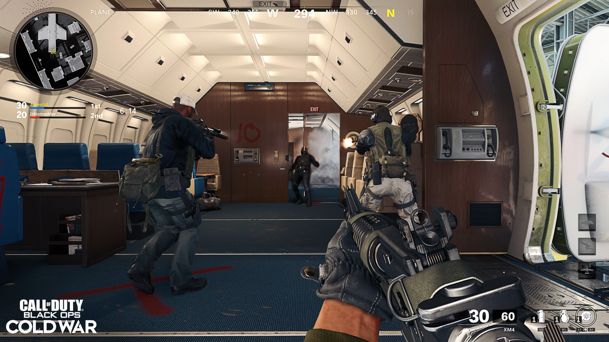 Call of Duty: Black Ops Cold War-spelare som kämpar på ett flygplan 
