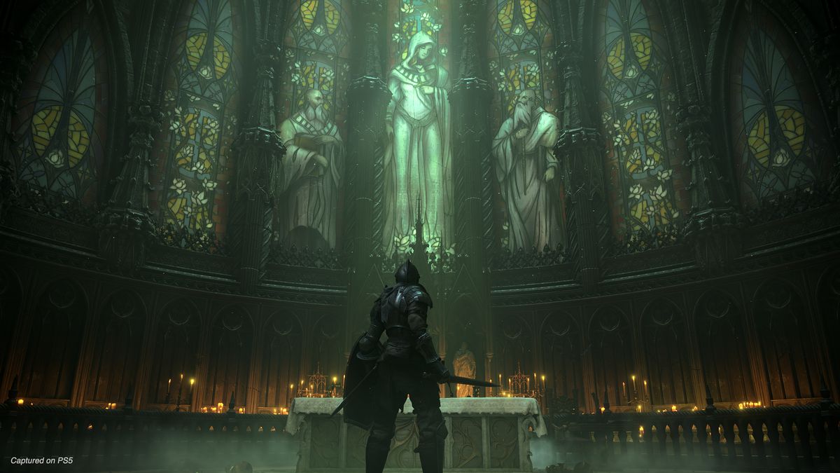 En riddare står framför ett kyrkans altare och glasmålningar i en skärmdump från Demon's Souls