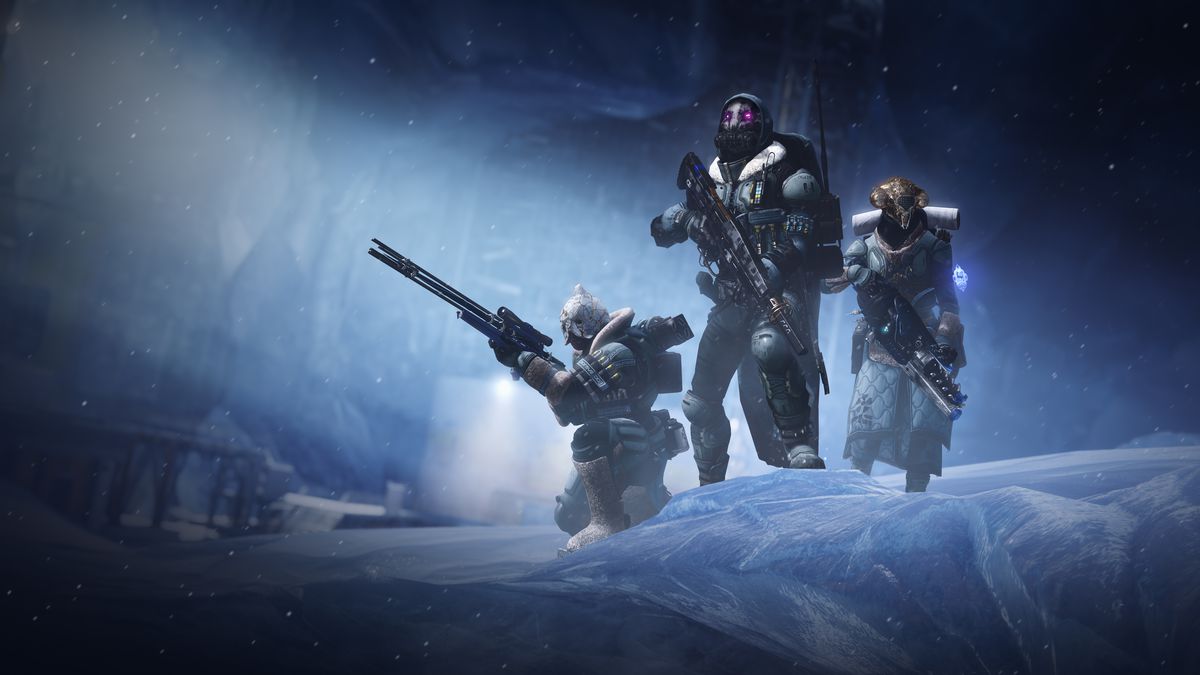 Destiny 2: Beyond Light Guardians poserar med nya vapen