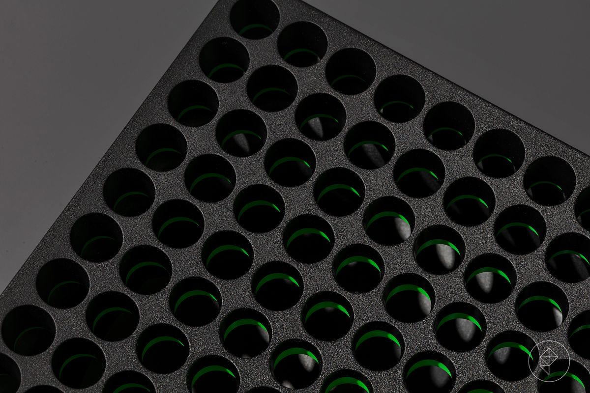 Xbox-X videospelkonsol fotograferad på en mörkgrå bakgrund