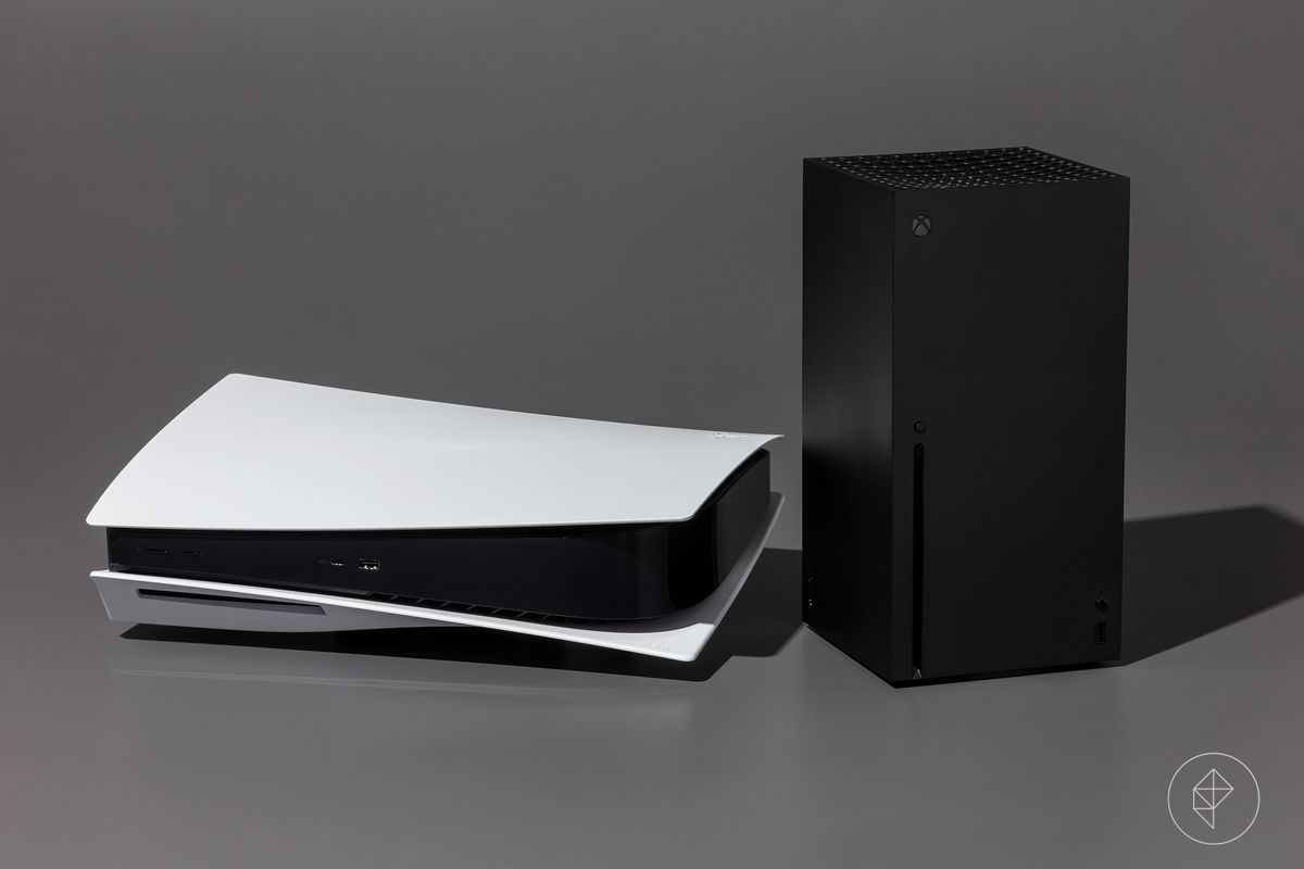 en PlayStation 5 som sitter horisontellt bredvid en Xbox Series X, fotograferad på en mörkgrå bakgrund