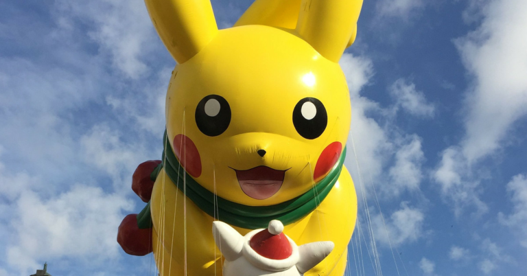 Pikachu klarar något för Macy's Thanksgiving Day Parade