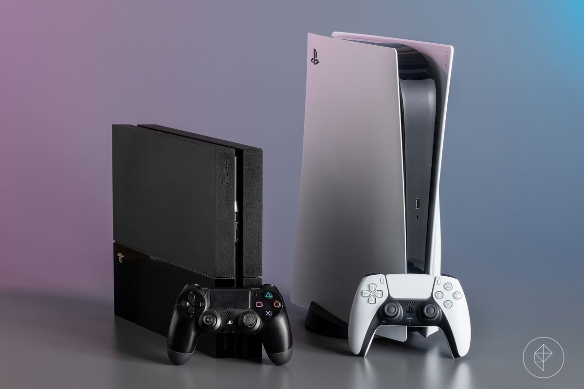 Till vänster en PlayStation 4 med en DualShock 4-kontroller. Till höger en PlayStation 5 med en Dualsense-kontroller.