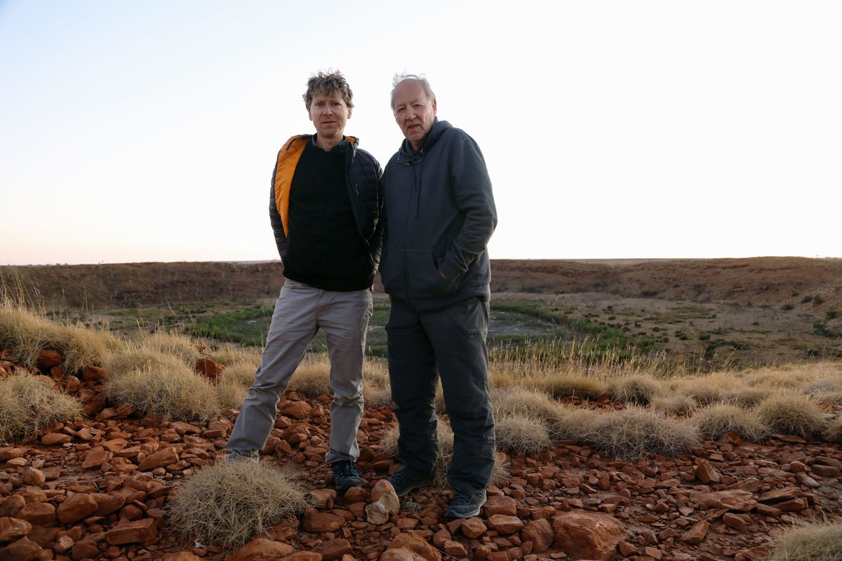 Clive Oppenheimer och Werner Herzog står i den australiska outbacken