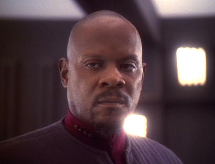 Sisko i sin blå uniform i Star Trek: Deep Space Nine