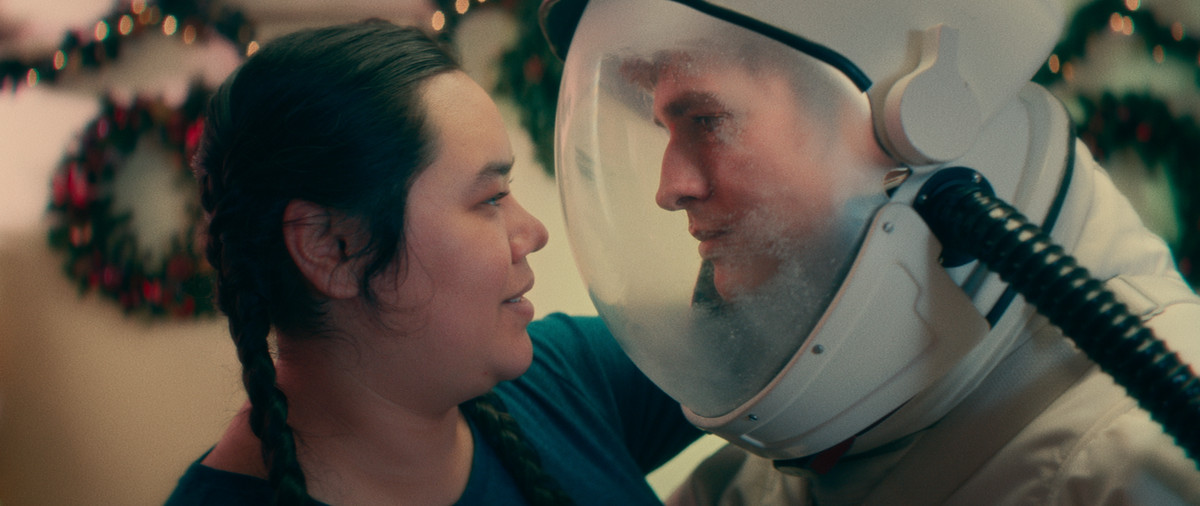 janet och en pojke i en astronauthjälm