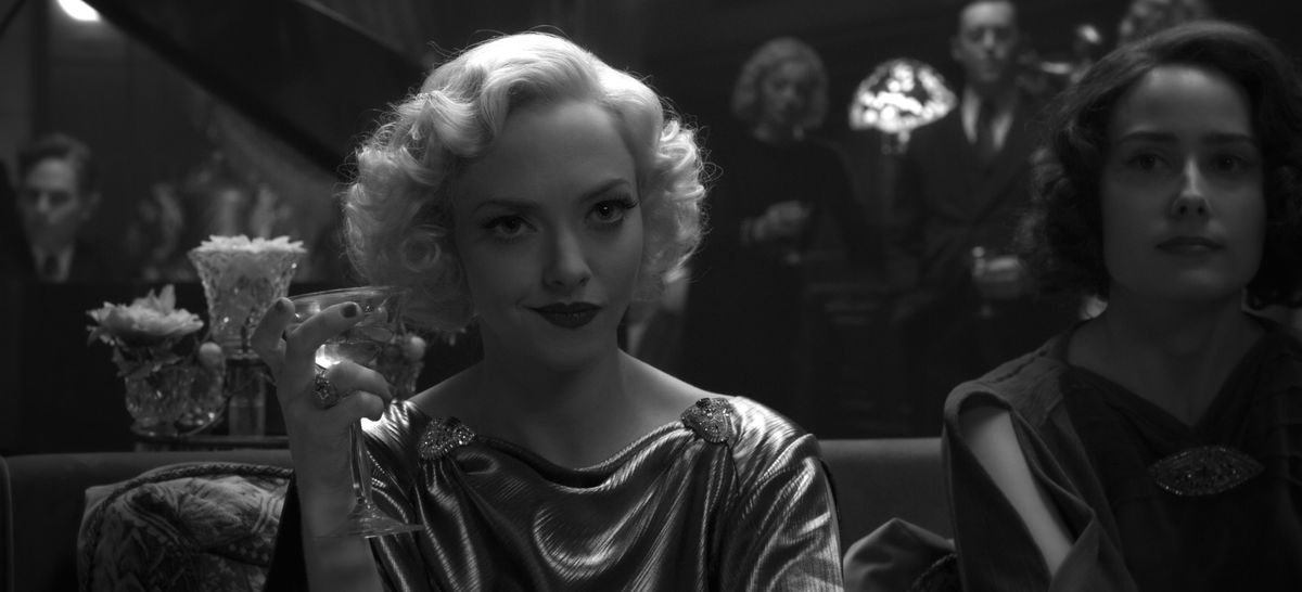 Amanda Seyfried som Marion Davies dricker en martini i Mank