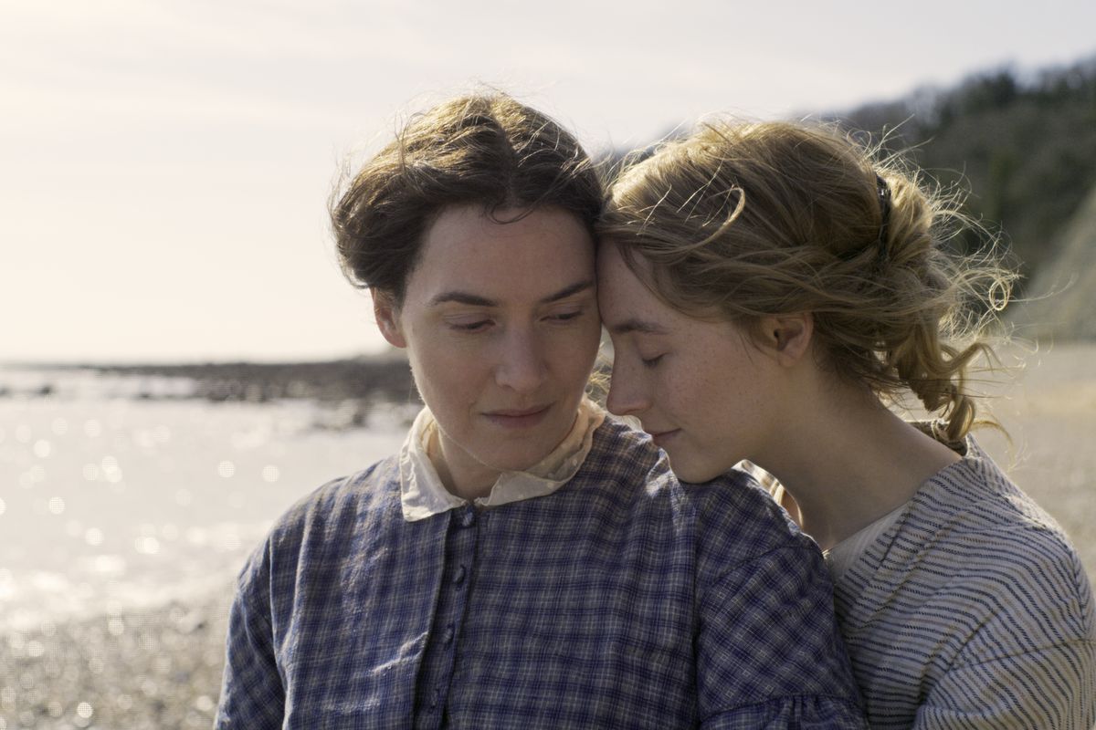 Saoirse Ronan nysar Kate Winslet på stranden i Ammonite