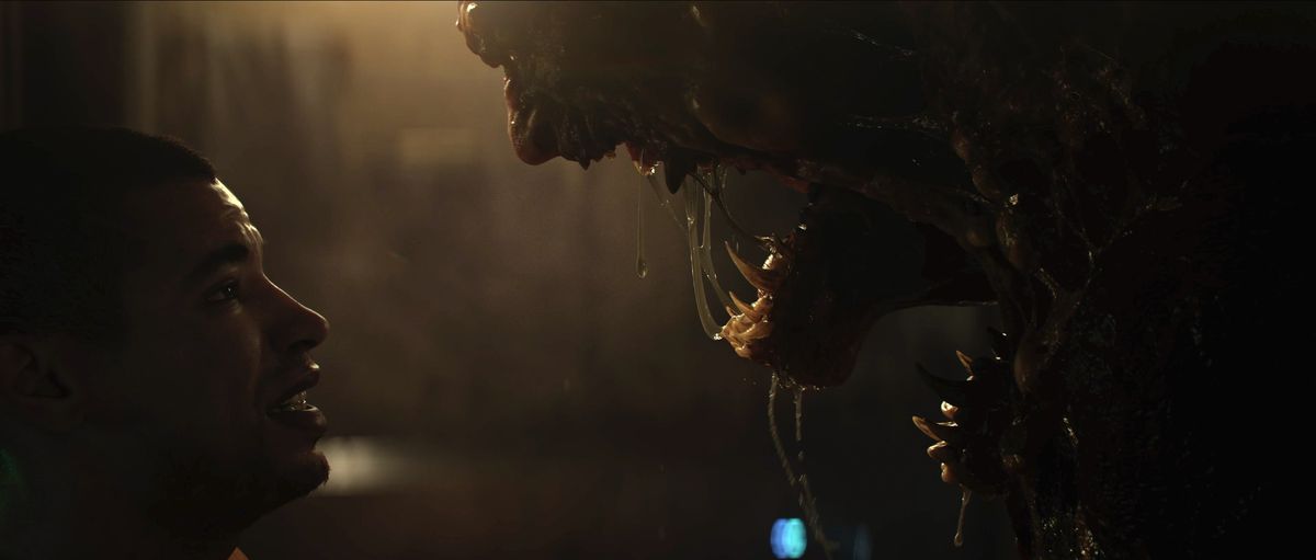 En fånge står inför ett dreglande monster i en stillbild från The Callisto Protocols filmtrailer