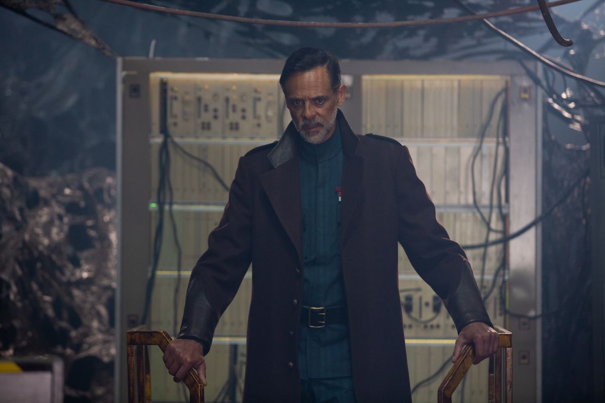 Alexander Siddig hotar hotfullt i Skylines