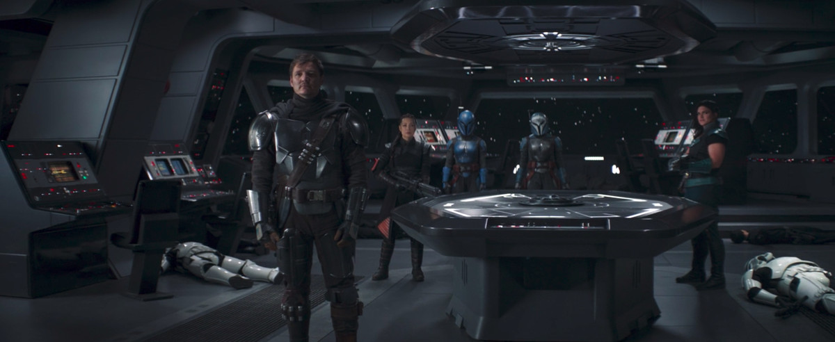 Din Djarin, Fennec Shand, Koska Reeves, Bo-Katan och Cara Dune står på bron av ett kejserligt fartyg i The Mandalorian