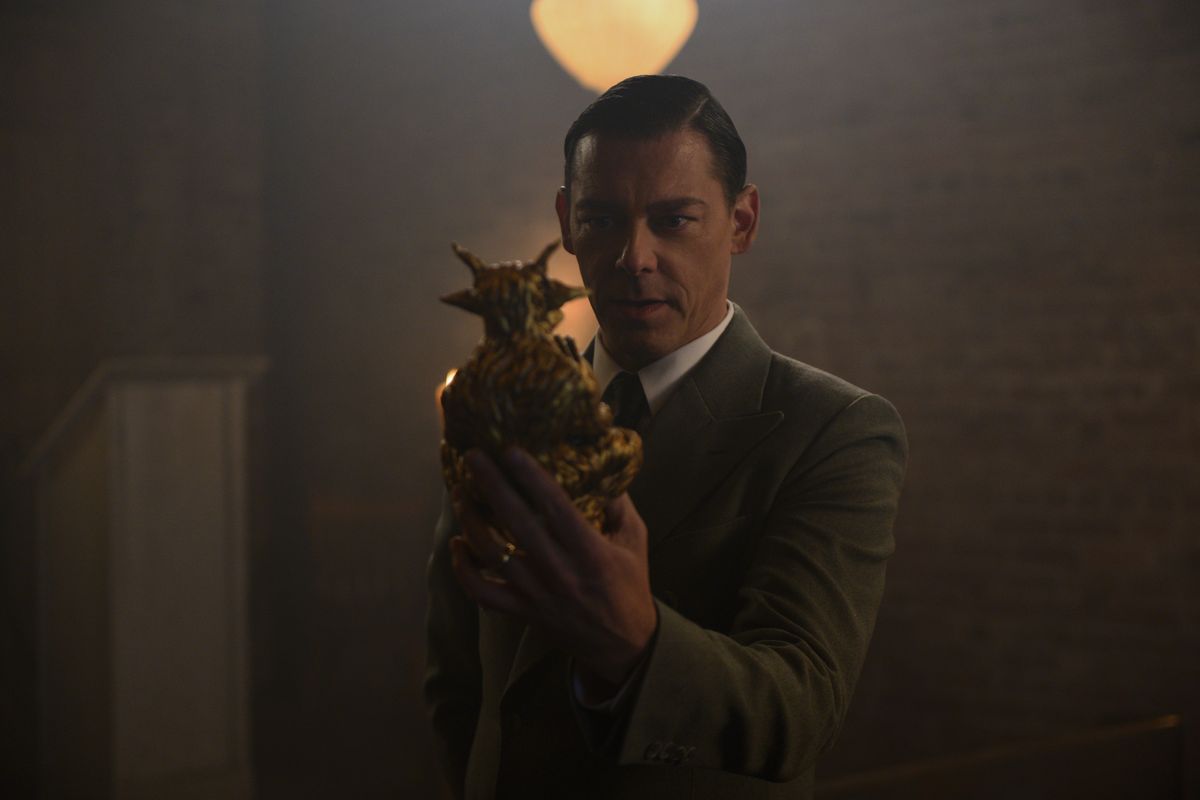 RICHARD COYLE som FR.  FAUSTUS BLACKWOOD i CHILLING ADVENTURES OF SABRINA