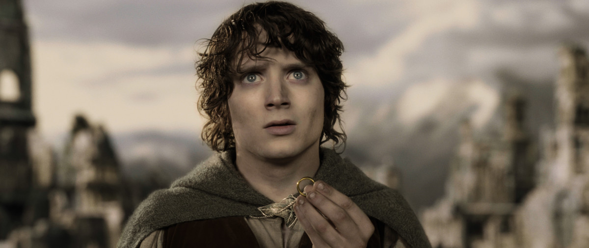 en vittrad Frodo som håller ringen och tittar uppåt i The Lord of the Rings: The Two Towers