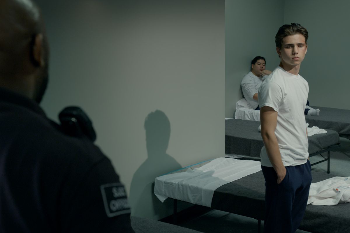 Robby i ett interneringscenter som ser ut som James Dean