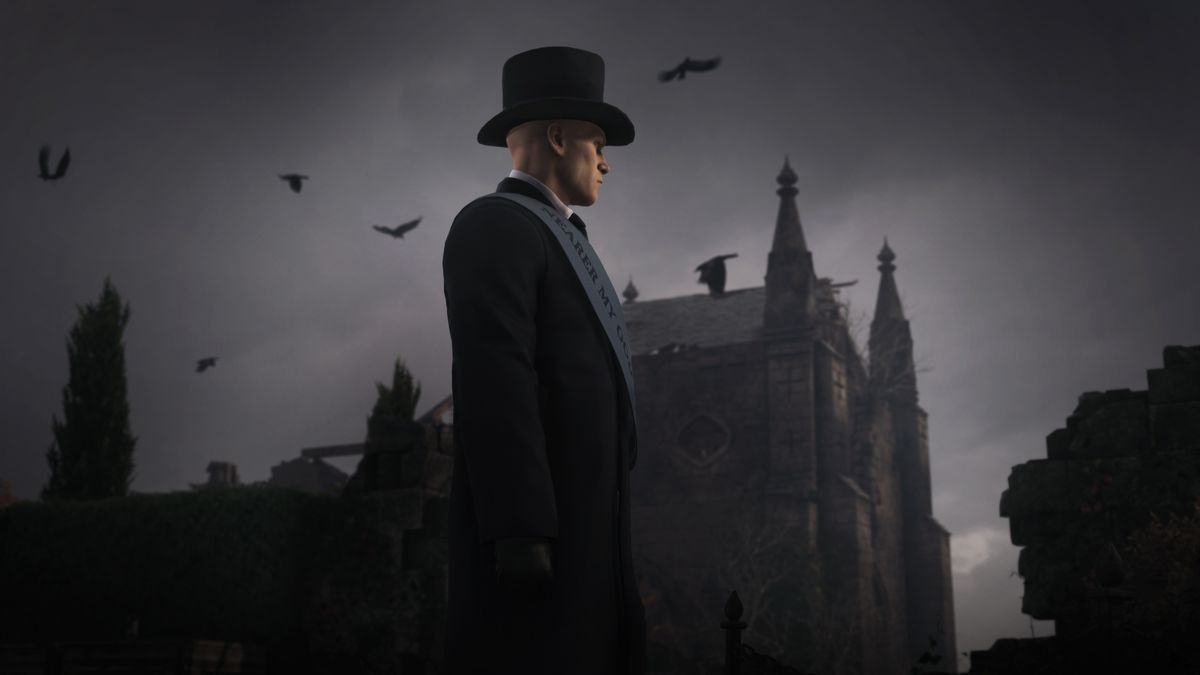 Agent 47, förklädd som begravningsman, står med Thornbridge Manor i bakgrunden och fåglar som flyger ovanför honom i Dartmoor i Hitman 3