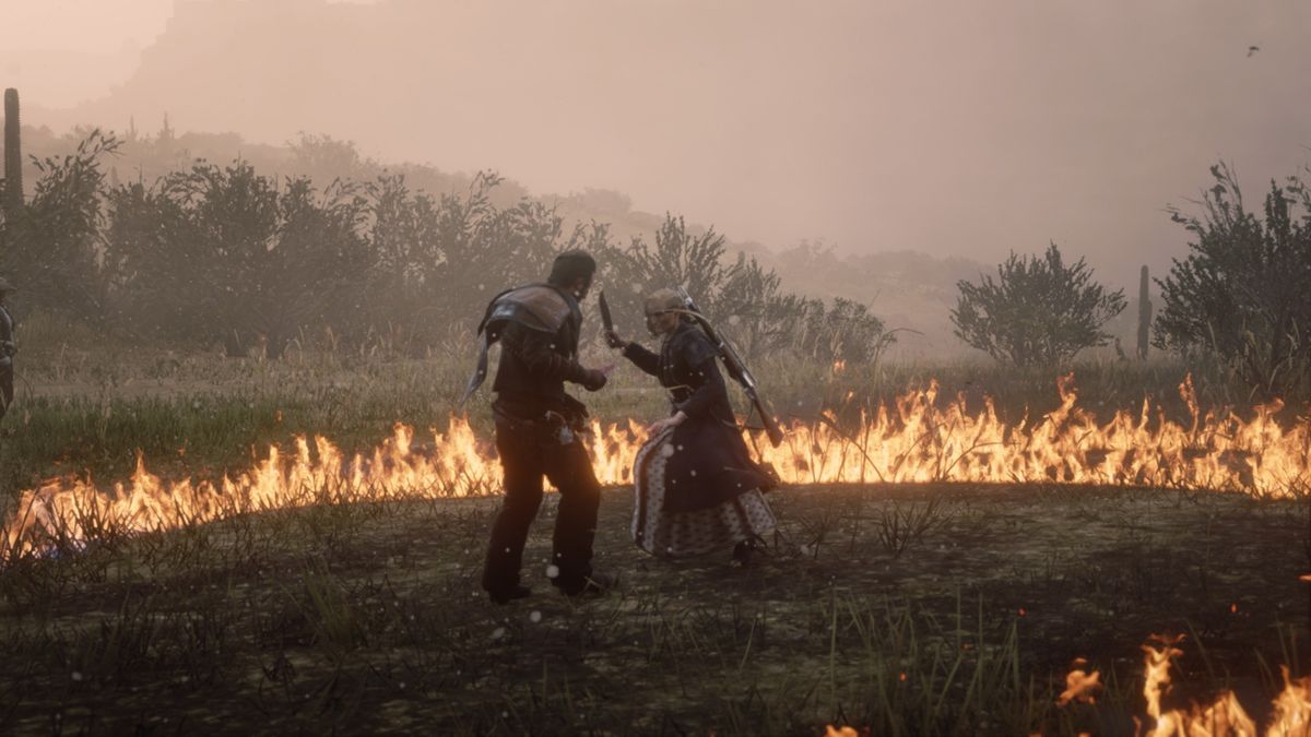 Red Dead Online - Två cowboys, en man och en kvinna, slåss med knivar på öppna plan.  De är omgivna av en ring av eld.