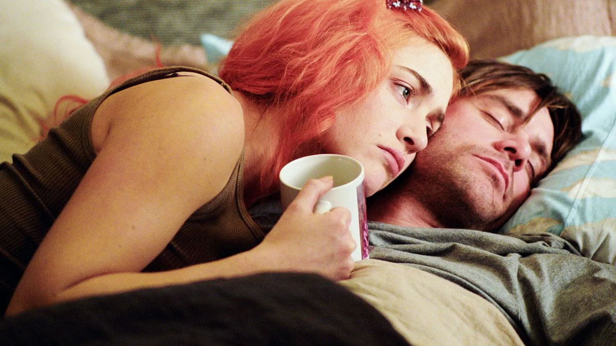 Joel och Clementine (Jim Carrey och Kate Winslet) ligger i sängen tillsammans, han avslappnad med slutna ögon, hon ser orolig ut med öppna ögon, i Eternal Sunshine of the Spotless Mind