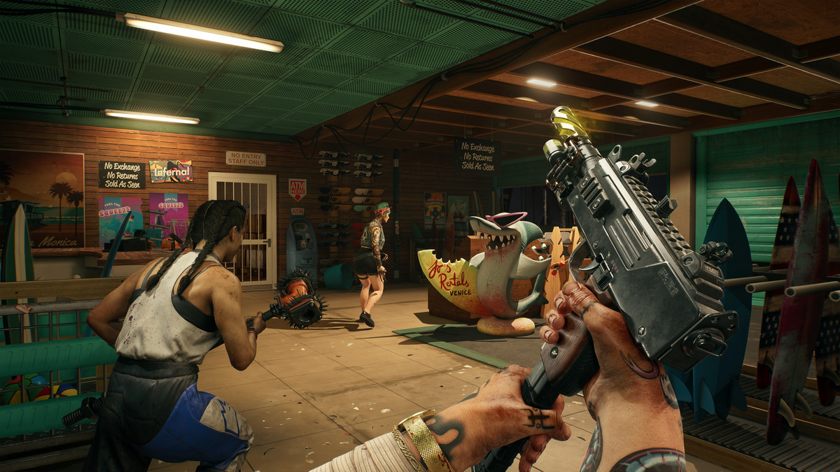 Huvudpersonen laddar om en uzi i en utomhussportbutik som kryper med zombies i Dead Island 2