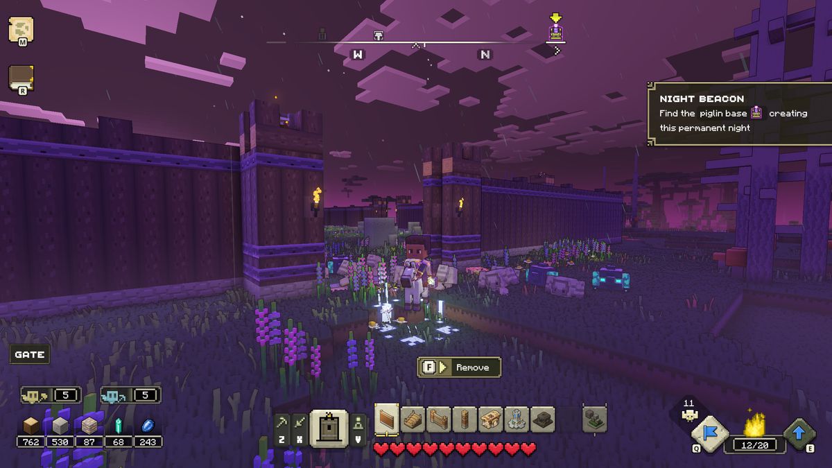 En Minecraft-karaktär bygger en vägg på natten i Minecraft Legends.