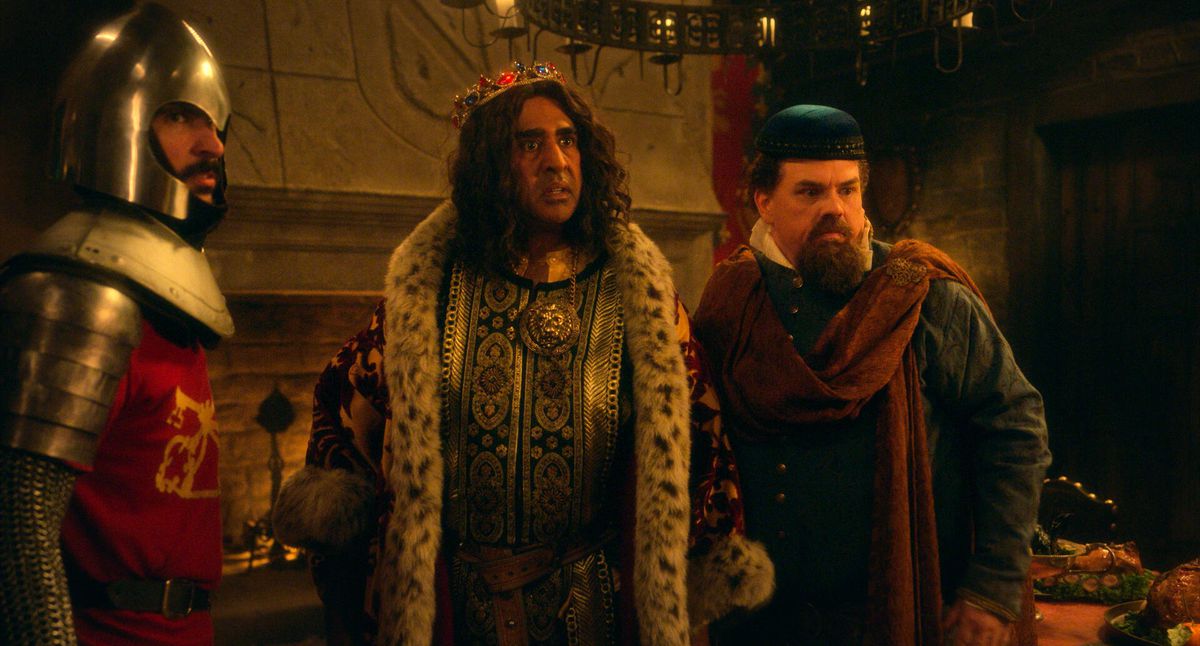 Jay Chandrasekhar, klädd i kunglig klädsel som King Guy, och Kevin Heffernan står bredvid en riddare i Quasi.