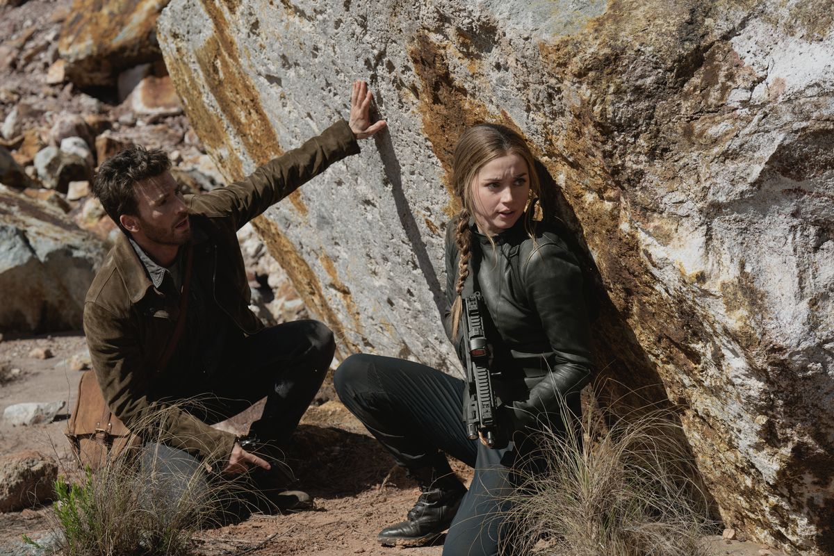 Ana de Armas och Chris Evans lutar sig mot en sten i Ghosted.