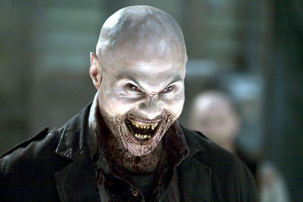 En bloddränkt vampyr flirar med tandtänder i 30 Days of Night