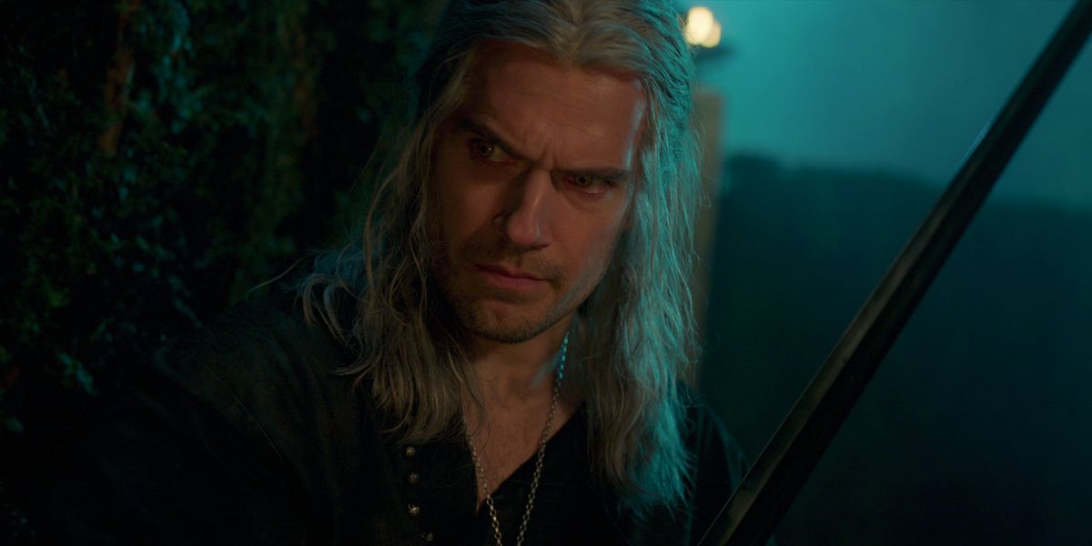 Henry Cavill som Geralt of Rivia i Netflixs The Witcher säsong 3 som står i en mörk skugga 