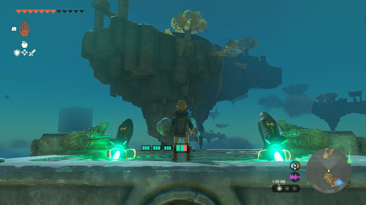 Link åker på en provisorisk pråm, som har Zonai-raketer fästa på båda sidor, för att nå en himmelö högt över honom i The Legend of Zelda: Tears of the Kingdom