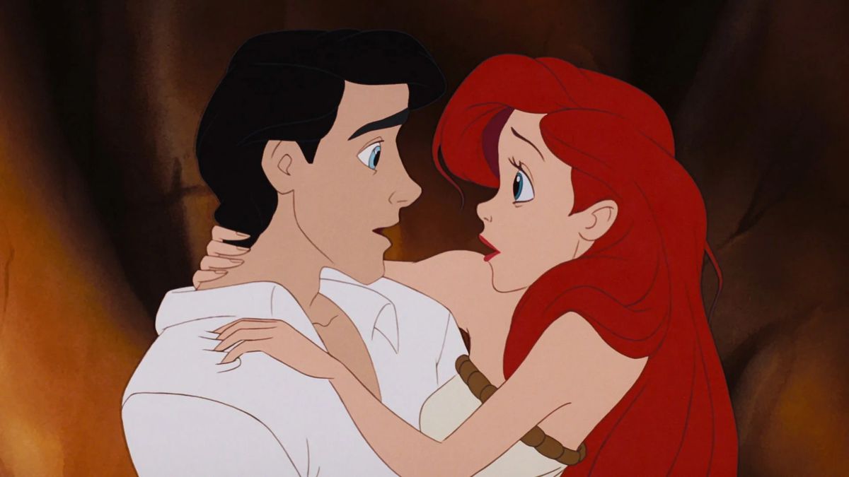 prins eric håller ariel, en rödhårig sjöjungfru, efter att hon försökt gå för första gången